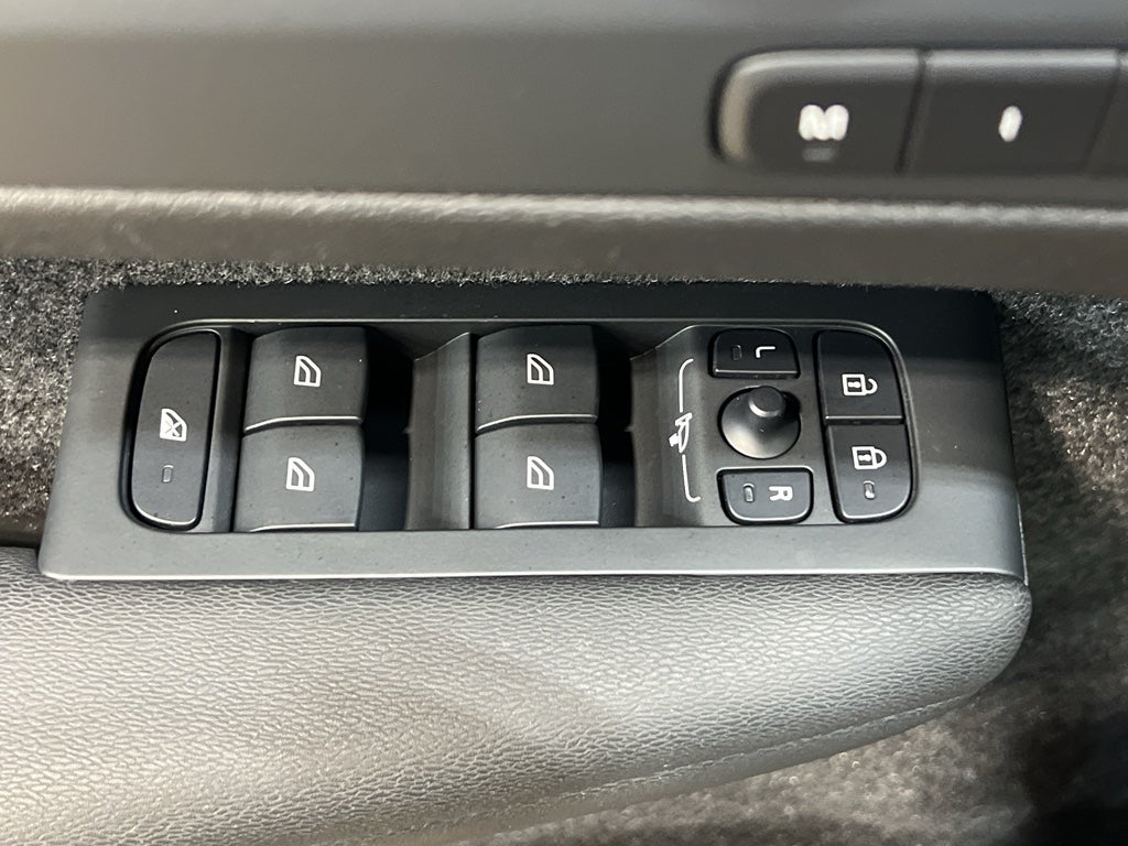 2025 Volvo XC40 Plus Dark Theme